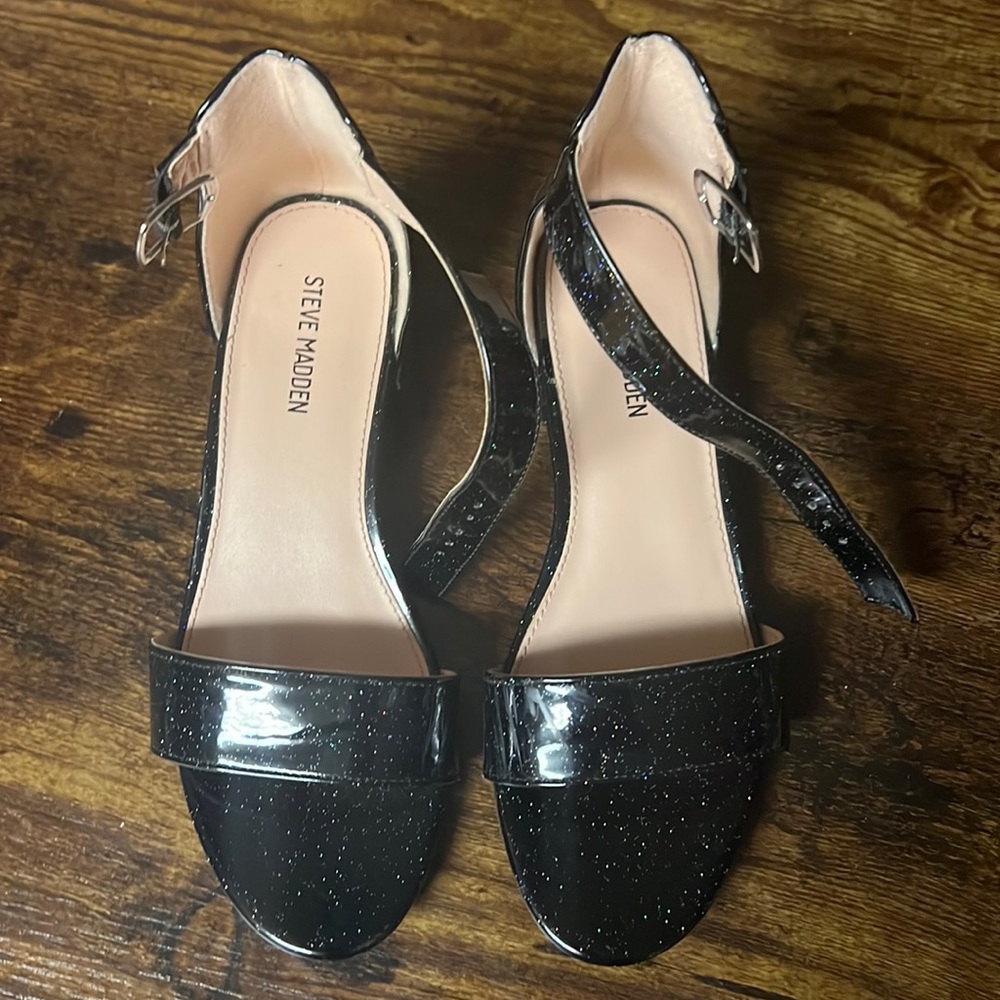Super cute black glitter shoes.